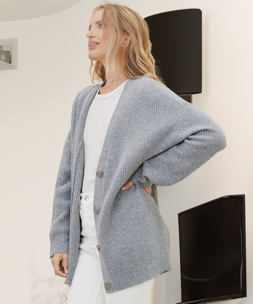 Christina | Damen Strickjacke mit V-Ausschnitt und Knöpfen